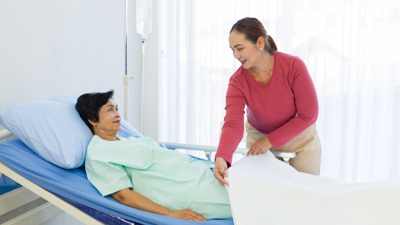 Dù trong lòng có lo lắng, hãy cố gắng chia sẻ những câu chuyện nhẹ nhàng