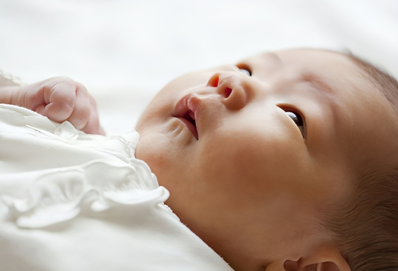 Đi tìm câu trả lời cho hiện tượng trẻ ngủ mở mắt