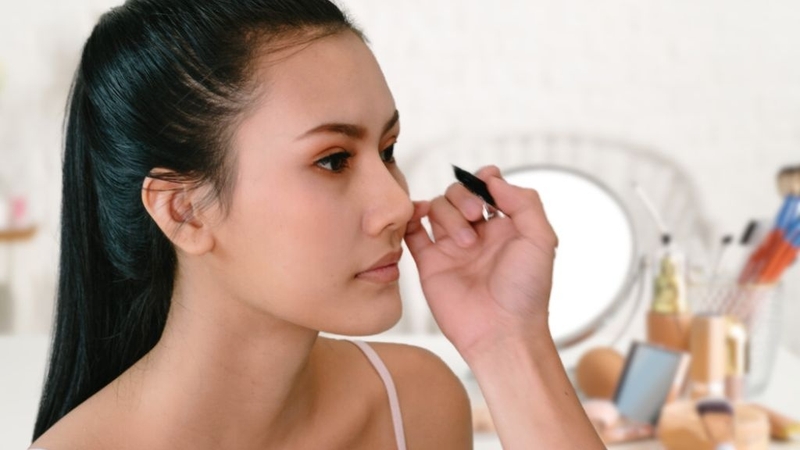 Dị ứng bút kẻ mắt có thể do các thành phần trong sản phẩm này
