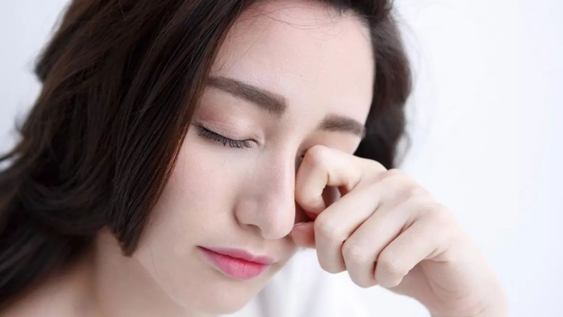 Dị ứng khiến đôi mắt ngứa ngáy và đau rát