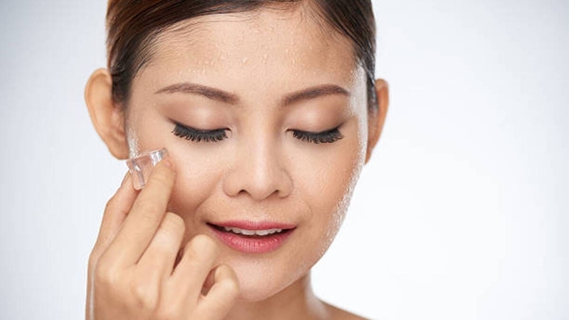 Chườm đá lên vùng mắt giúp làm giảm triệu chứng dị ứng