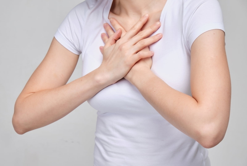 Nếu dấu hiệu dị ứng nghiêm trọng đi kèm khó thở, mệt mỏi, sưng phù nề,... cần nhanh chóng đi khám