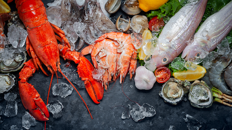 Vì sao dị ứng hải sản bị sưng mắt?