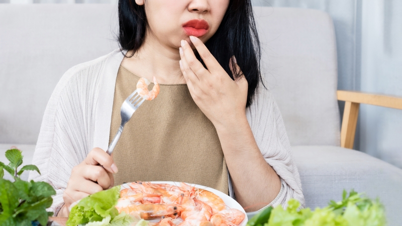 Ở trường hợp nặng hơn có thể xuất hiện sưng phù môi, lưỡi hoặc cổ họng