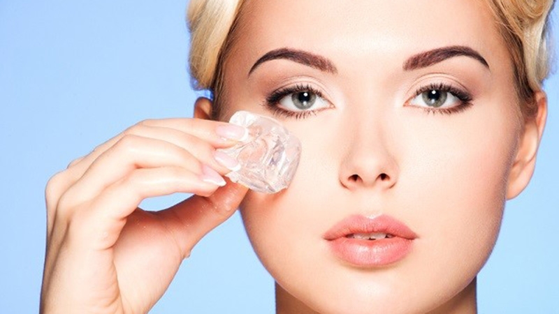 Chườm đá lạnh tức thì giúp làm mát và làm dịu da