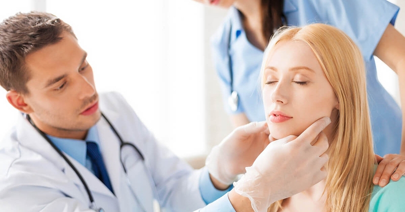 Thăm khám bác sĩ để có cách điều trị da dị ứng kem dưỡng da