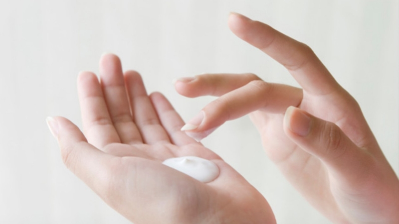 Dị ứng mỹ phẩm nên bôi thuốc gì? 2