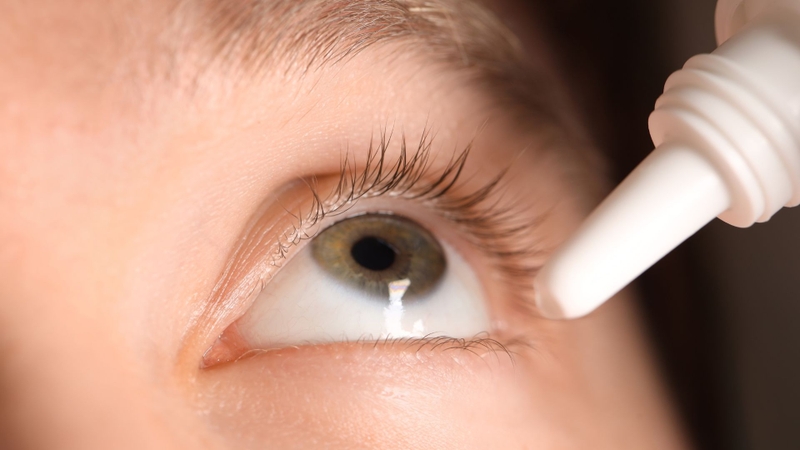 Dùng natri clorid 0,9% để loại bỏ phần thuốc còn tồn đọng