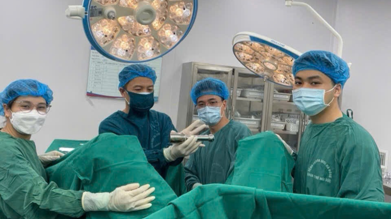 Sau khoảng 45 phút can thiệp, dị vật đã được lấy ra thành công