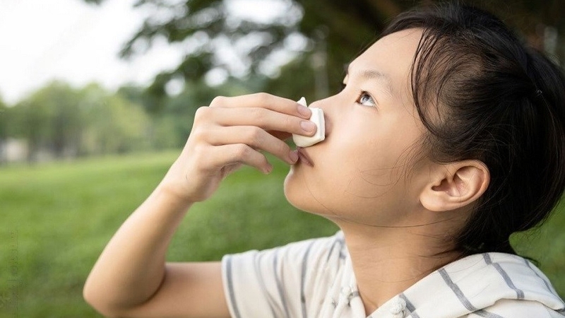 Làm thế nào khi trẻ nhét dị vật vào mũi? 1