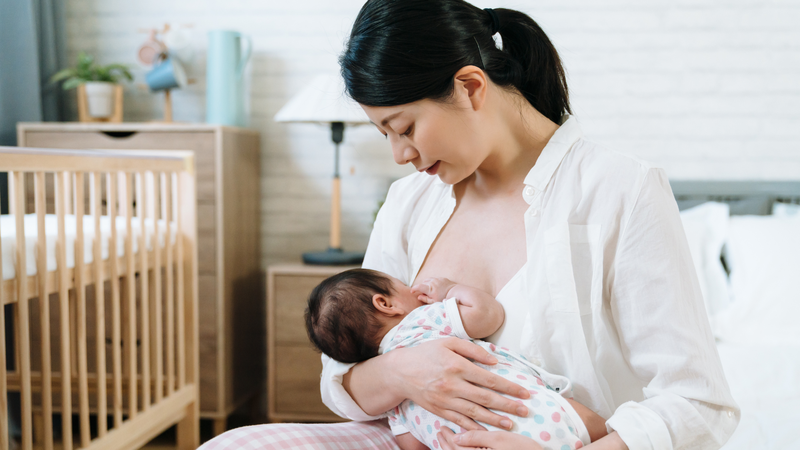 Nên cho trẻ bú thường xuyên để giúp bé cảm thấy dễ chịu hơn