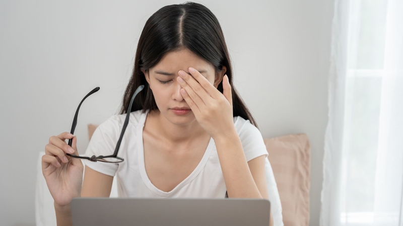 Cần đi khám khi có các dấu hiệu về thị lực