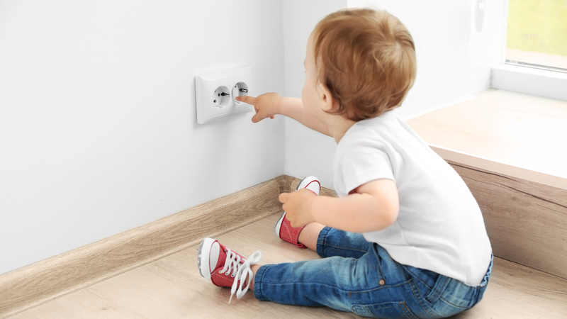 Sử dụng các nắp che an toàn cho tất cả các ổ cắm điện trong tầm với của trẻ