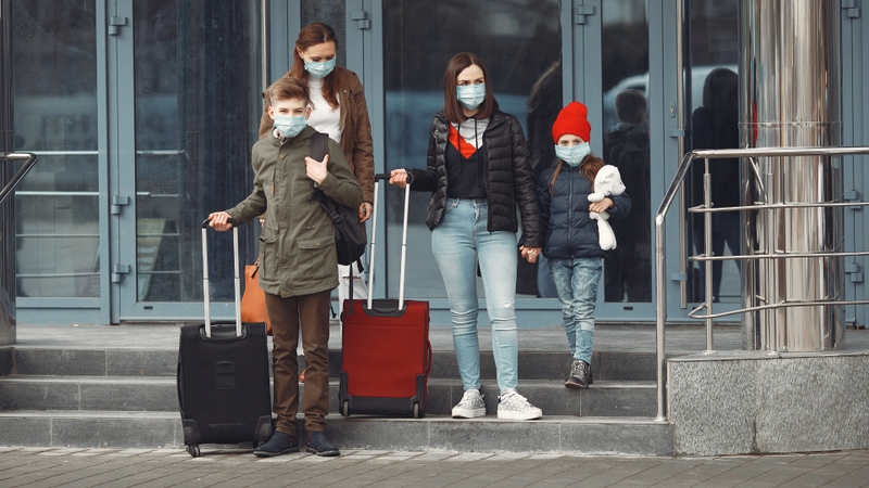 Các biện pháp cách ly, truy vết tiếp xúc và tiêm vắc xin được xem là yếu tố quan trọng để hạn chế bùng phát dịch trên diện rộng