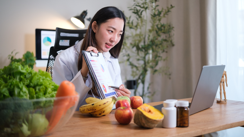 Nên tham khảo ý kiến của các chuyên gia y tế như bác sĩ để lựa chọn chế độ ăn uống phù hợp