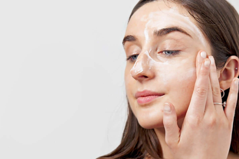 Điều gì sẽ xảy ra nếu bạn thoa kem dưỡng thể lên da mặt? 4