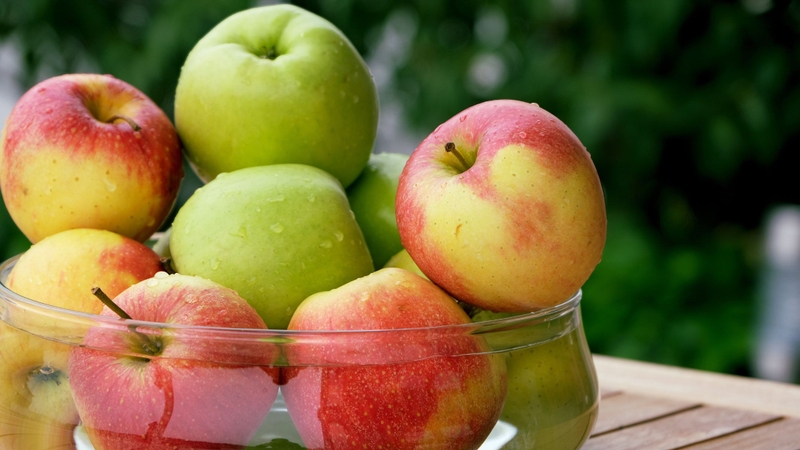 Điều gì xảy ra với chị em phụ nữ khi ăn táo hấp mỗi ngày? 1