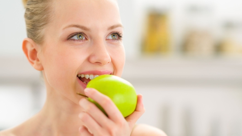 Điều gì xảy ra với chị em phụ nữ khi ăn táo hấp mỗi ngày? 2