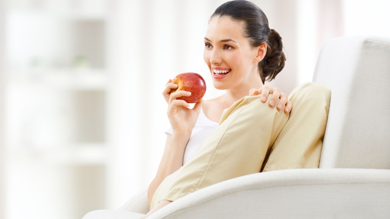Điều gì xảy ra với chị em phụ nữ khi ăn táo hấp mỗi ngày? 3