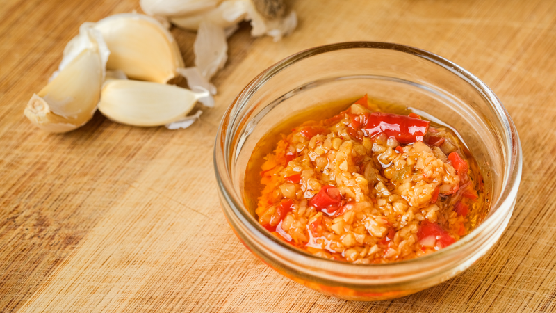 Nên dùng tỏi cùng bữa ăn hoặc pha vào nước chấm để hạn chế kích ứng dạ dày