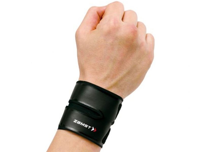 Đeo nẹp cố định cổ tay giúp giảm sưng và giảm đau cổ tay