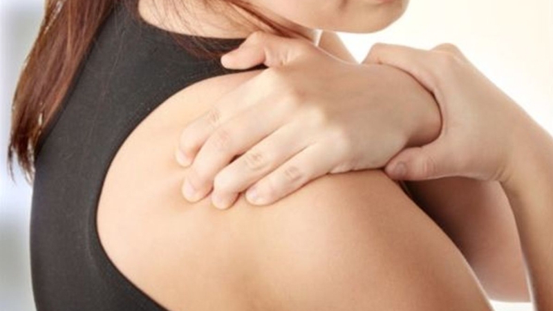 Bệnh nhân đau khớp cùng vai đòn có cảm giác kẹt khớp, đặc biệt là vào buổi sáng khi mới ngủ dậy