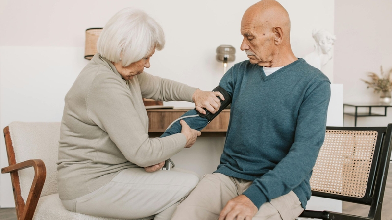 Kiểm soát huyết áp ổn định là nguyên tắc quan trọng trong điều trị thiếu máu não