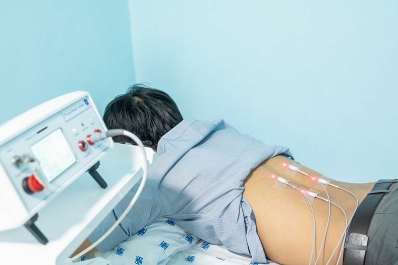 Điều trị thoái hóa gai cột sống bằng châm laser1