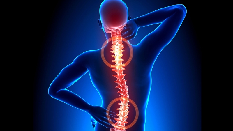 Điều trị thoái hóa gai cột sống bằng châm laser2