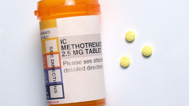 dieu-tri-viem-khop-dang-thap-thuong-co-nhung-phuong-phap-nao 4