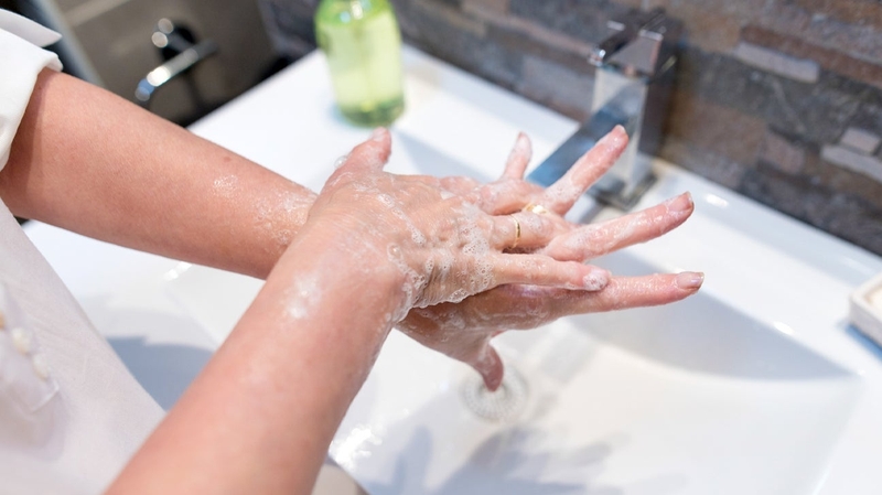 Khi dính nước tiểu người bệnh sùi mào gà, hãy rửa sạch ngay bằng nước và xà phòng