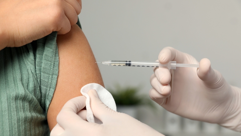 Tiêm vắc xin HPV kết hợp quan hệ an toàn là cách phòng ngừa sùi mào gà hiệu quả