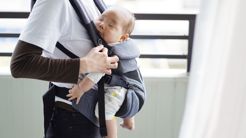 Địu giúp duy trì phương pháp "da kề da" kéo dài, giữ tâm lý trẻ luôn ổn định