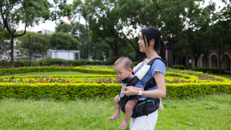 Địu giữ lưng bé cong hình chữ C và hai chân dang rộng tạo thành chữ M