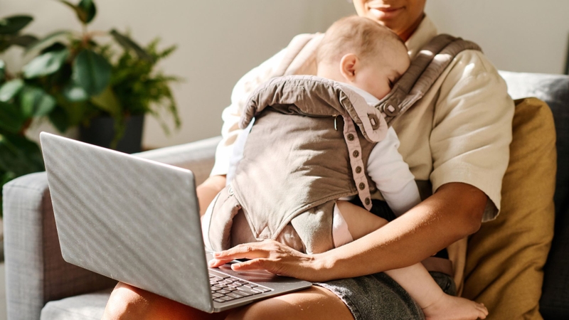 Hỗ trợ ba mẹ vừa ôm ấp con an toàn, vừa rảnh tay làm việc nhà