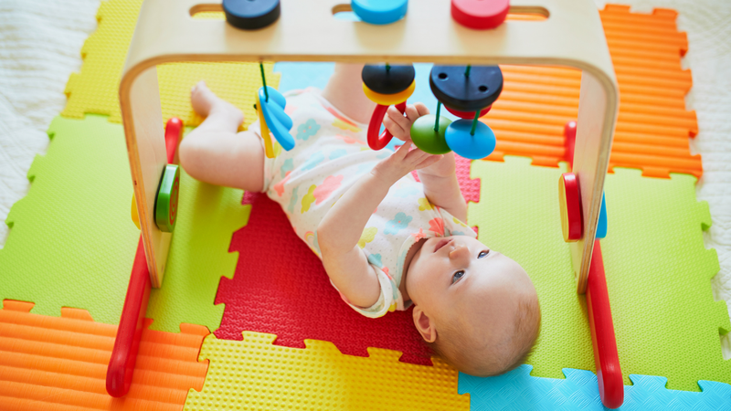 Đồ chơi phát triển trí tuệ cho trẻ dưới 1 tuổi giúp trẻ có thêm cơ hội khám phá giác quan và vận động theo từng giai đoạn