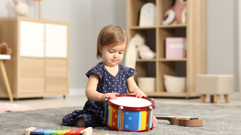 Đồ chơi đơn giản có thể giúp trẻ khám phá mối liên hệ giữa hành động và phản ứng của đồ vật