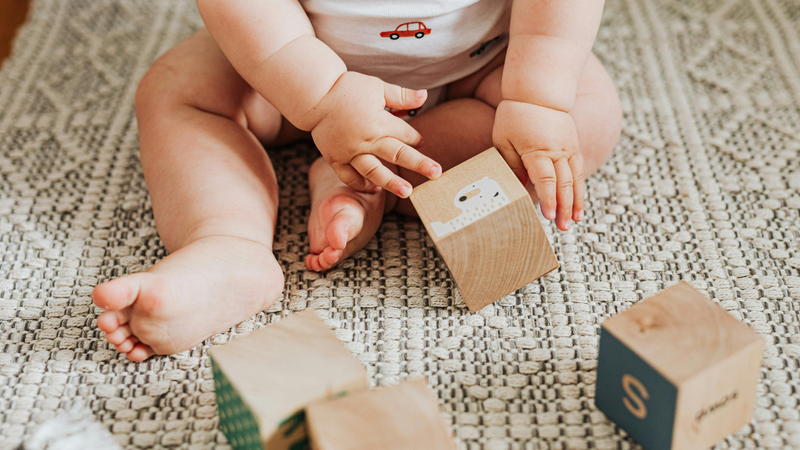 Cha mẹ nên ưu tiên đồ chơi an toàn, phù hợp với độ tuổi và khả năng tương tác của trẻ