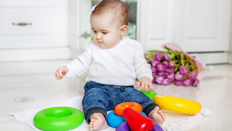 Bóng mềm, lục lạc và đồ chơi bóp kêu hỗ trợ trẻ rèn luyện khả năng cầm nắm và phối hợp vận động