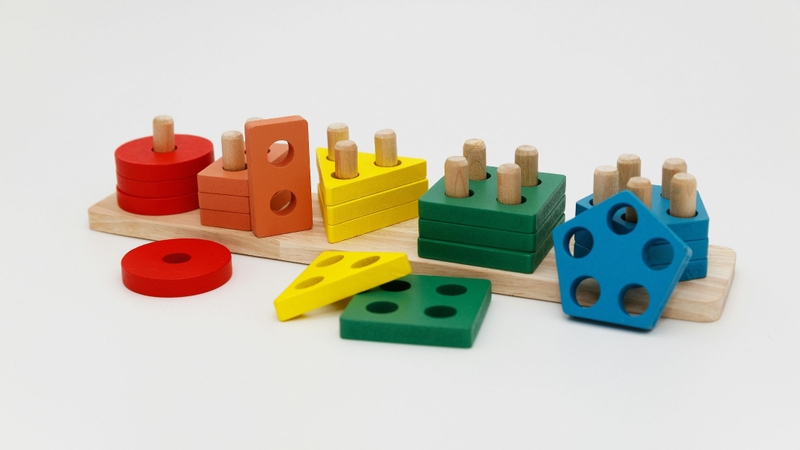 Các bộ đồ chơi giáo dục bằng gỗ, mô hình nhập vai (nhà bếp, bác sĩ, siêu thị…) giúp trẻ hình thành tư duy biểu tượng