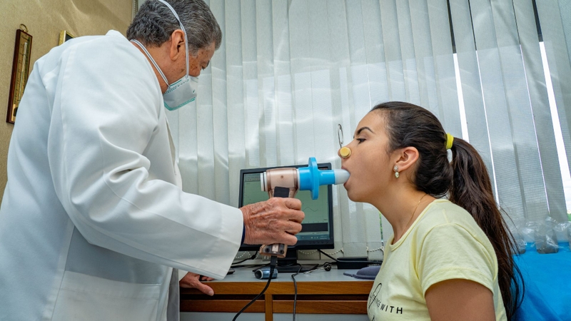 Khi đo, người bệnh cần hít thở đúng hướng dẫn và không ngắt quãng để tránh sai lệch kết quả