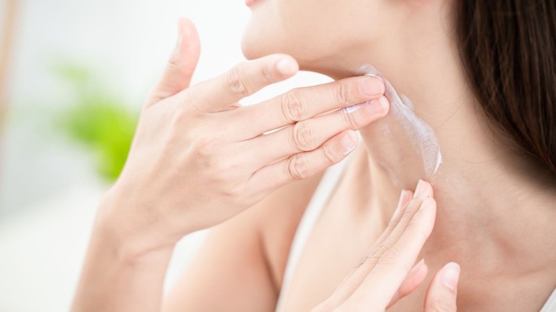Nếu cần sử dụng sản phẩm dưỡng da, nên ưu tiên loại đơn giản, dịu nhẹ mà bạn đã từng dung nạp tốt