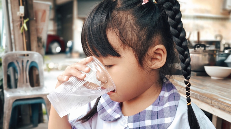 Có thể giảm dự trữ bánh kẹo trong nhà, khuyến khích trẻ uống nước lọc