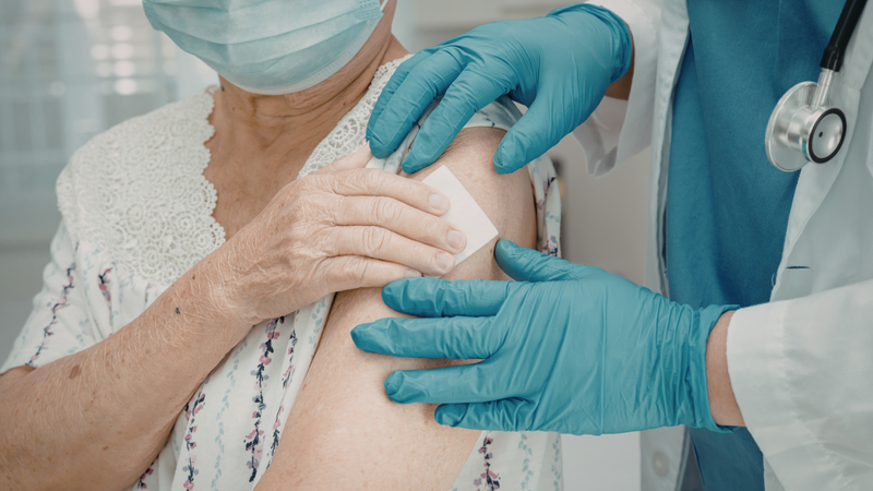 Trước khi tiêm Arexvy, bạn nên thông báo đầy đủ tiền sử bệnh và các phản ứng sau tiêm trước đó