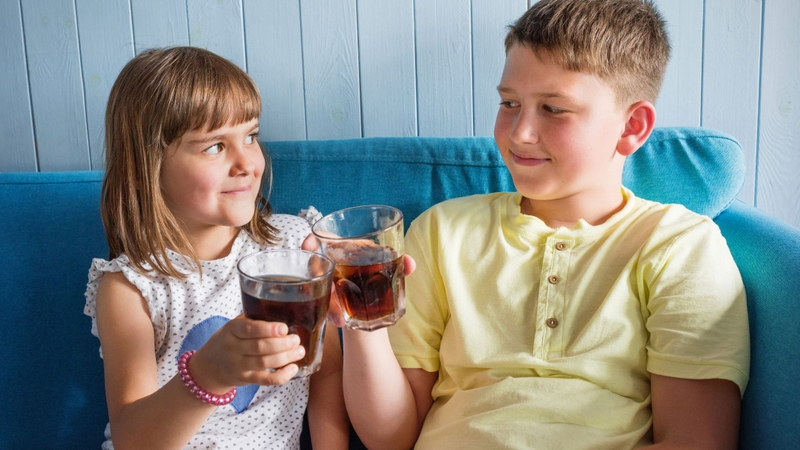 Trẻ em và thanh thiếu niên uống nhiều nước có ga dễ bị ảnh hưởng đến sự phát triển não bộ và có nguy cơ cao sâu răng, béo phì