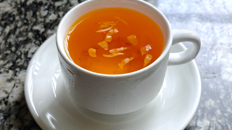 Vào mùa hè hoặc những ngày cơ thể cần thanh nhiệt, có thể thay gừng bằng hoa cúc tuyết