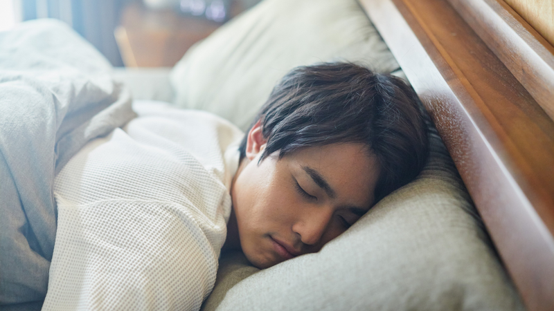 Bạn nên ngủ đủ giấc để giảm hormone gây đói