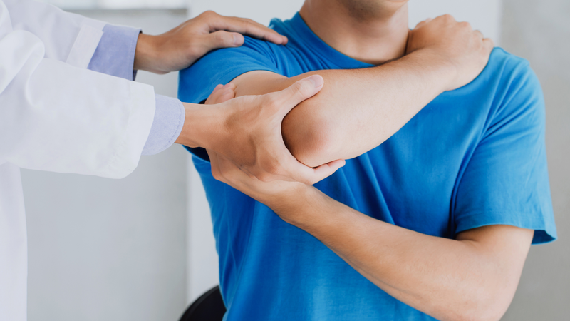 Nếu cơn đau quá dữ dội hoặc kèm theo sưng to bất thường, bạn nên đi khám để loại trừ chấn thương