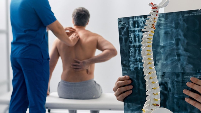 Đau lưng đột ngột có thể đi kèm tổn thương tủy sống