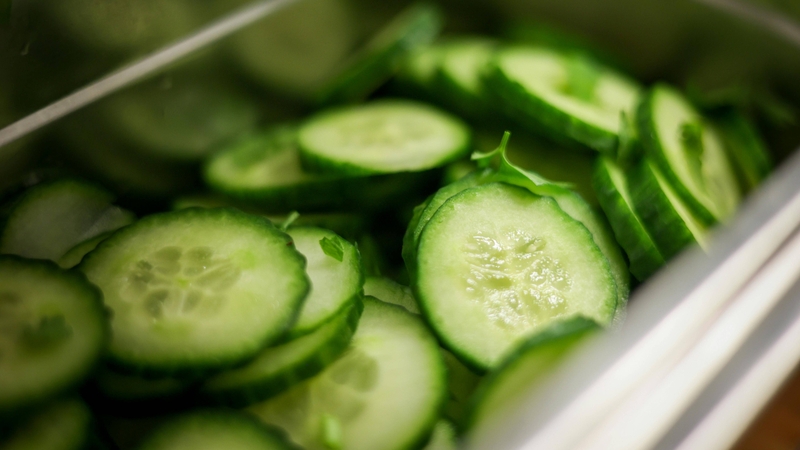 Khi dưa đã thái lát, cần dùng màng bọc thực phẩm bọc kín hoặc bỏ vào hộp kín